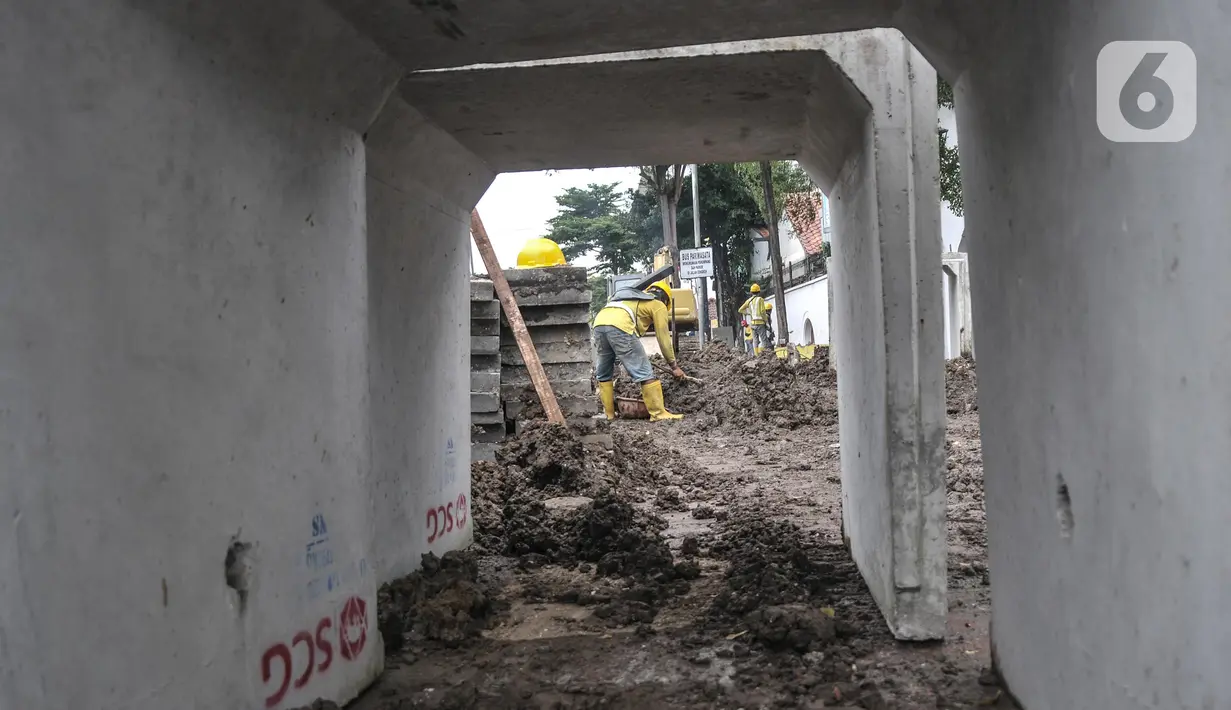 Aktivitas pekerja menyelesaikan proyek revitalisasi fasilitas pejalan kaki atau pedestrian kawasan Kota Tua, Jakarta, Minggu (27/3/2022). Jalur pedestrian itu akan diubah menjadi plaza pedestrian yang lebar sebagai bagian dari penataan kawasan Kota Tua yang rendah emisi (merdeka.com/Iqbal S Nugroho)