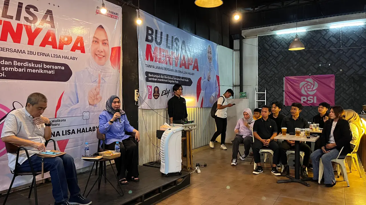Calon Wali Kota Banjarbaru, Lisa Halaby, dalam kegiatan bertajuk "Bu Lisa Menyapa" di salah satu kafe di Jalan Panglima Batur, Selasa (29/10/2024) malam (Istimewa)