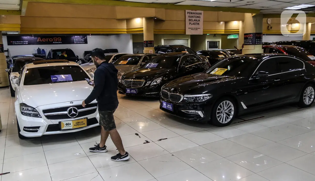 Suasana Bursa Mobil Bekas Blok M. Jakarta, Jumat (2/10/2020). Selain itu Mobil baru diwacanakan mendapat insentif pembebasan pajak hingga 0 persen, kebijakan tersebut dikhawatirkan mengganggu kelangsungan bisnis pedagang mobil bekas. (Liputan6.com/Johan Tallo)