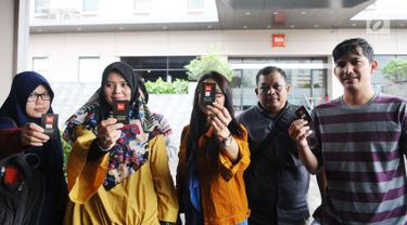 Keluarga korban Lion AIR JT 610 menunjukkan kunci kamar hotel di kawasan Cawang, Jakarta, Rabu (23/1). Puluhan keluarga korban memilih bertahan meski telah diusir oleh pihak hotel yang menjadi posko pencarian. (Liputan6.com/Herman Zakharia)