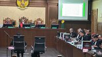 Terdakwa Hasto Kristiyanto saat membacakan nota pembelaan atau pleidoi dalam sidang lanjutan kasus suap pergantian antarwaktu (PAW) anggota DPR RI Harun Masiku dan perkara perintangan penyidikan di Pengadilan Tipikor,&nbsp;Jakarta Pusat, Kamis (10/7/2025). (Liputan6.com/Nanda Perdana Putra)