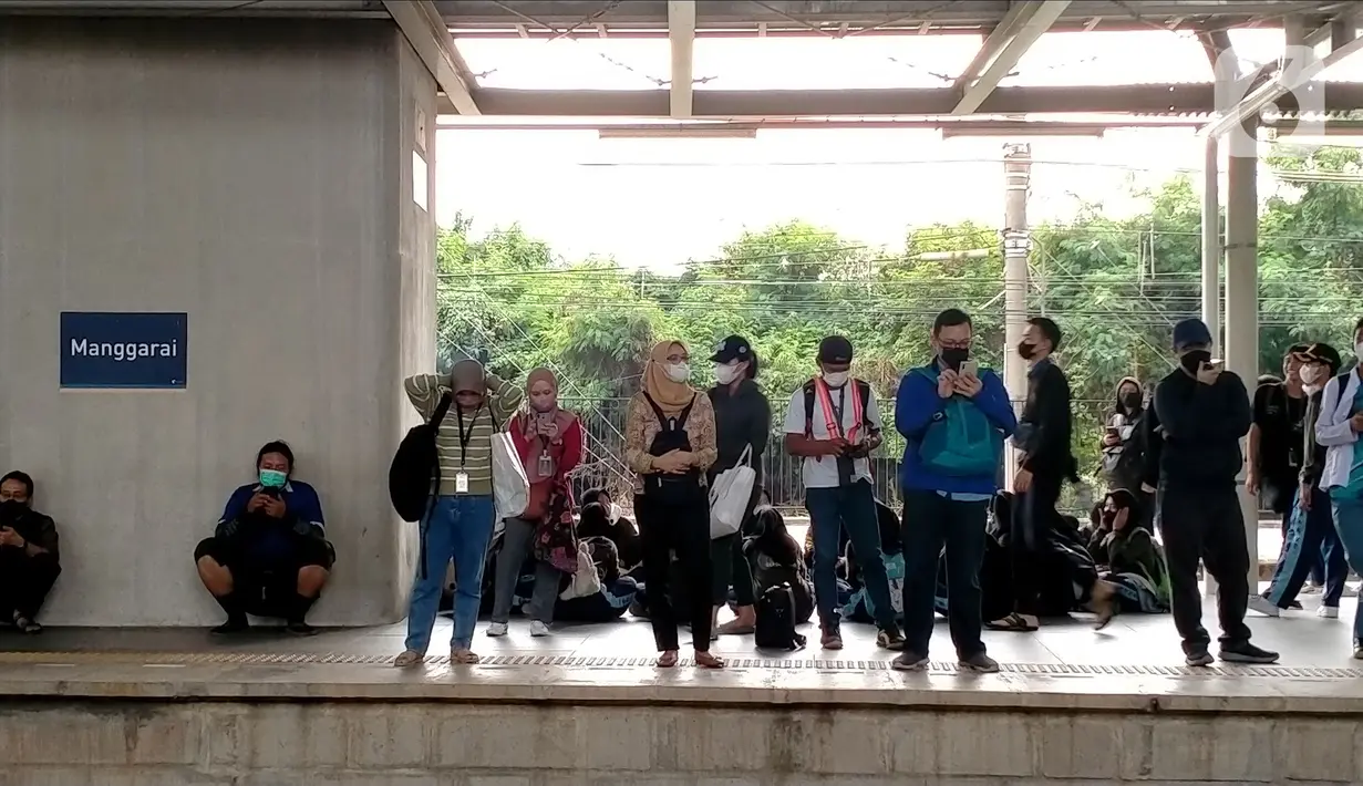 Sejumlah penumpang menunggu kedatangan Kereta Rel Listrik (KRL) di Stasiun Manggarai, Jakarta, 21 Oktober 2022. Tidak ada penambahan perjalanan KRL selama perubahan operasional keenam atau switch over (SO-6) di Stasiun Manggarai. (Liputan6.com/Aida Nuralifa/Magang)
