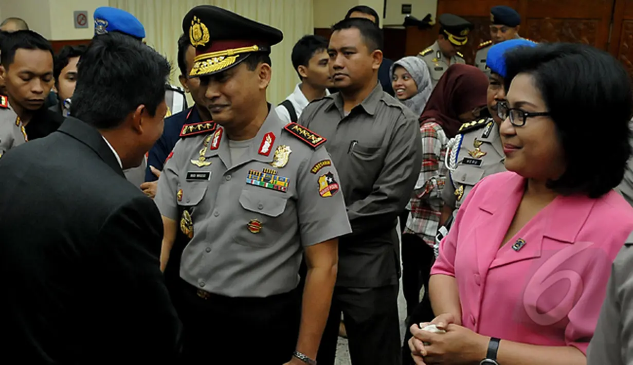 Budi Waseso menerima kenaikan pangkat dari Irjen menjadi Komjen. Tampak Budi yang didampingi istri  diberi ucapan selamat oleh tamu yang hadir, Jakarta, Kamis (5/2/2015). (Liputan6.com/Johan Tallo)