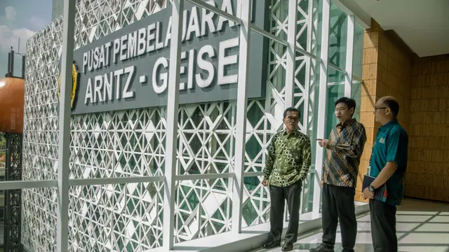 Presiden Direktur Garudafood Hardianto Atmadja (tengah) mendengarkan pemaparan Rektor Unpar Mangadar Situmorang (kiri) didampingi Dekan Fakultas Teknologi Industri Thedy Yogasara Unpar (kanan) sebelum kuliah umum. (Istimewa)