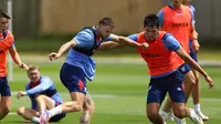 Bek Timnas Indonesia, Elkan Baggott (kanan) menjalani sesi latihan pramusim bersama Ipswich Town (Instagram/Elkan Baggott)