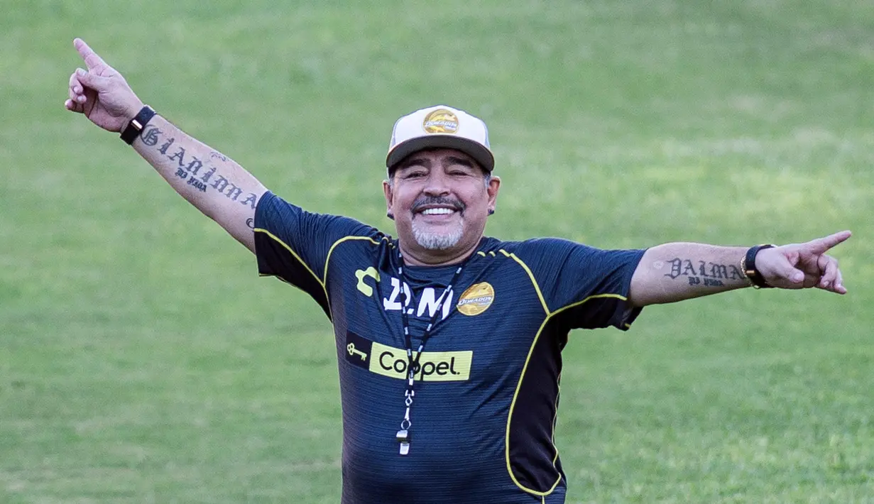 3. Diego Maradona -  Maradona memang akrab dengan rokok, bahkan legenda asal Argentina ini tertangkap kamera tengah merokok cerutu saat menyaksikan laga Argentina vs Islandia di Spartak Stadium. (AFP/Pedro Pardo)
