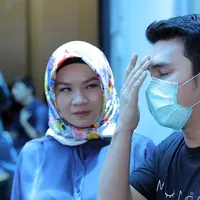 Terpukul, itulah saat dokter yang memeriksa mengatakan kanker kelenjar getah bening. Berkat dorongan dari istri, anak dan keluarga, Aldi Taher semangat untuk melawan sel kanker yang mulai menjalar dalam tubuhnya. (Deki Prayoga/Bintang.com)