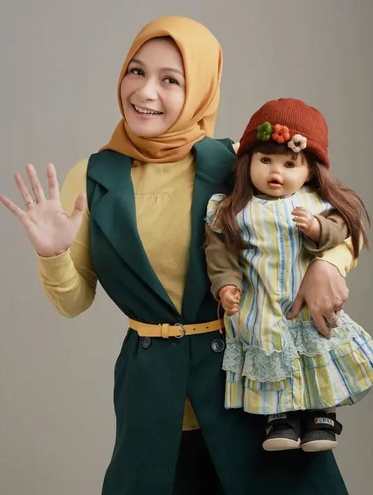 Ria Enes dan Boneka Susan (Instagram/ria_nsuzan)