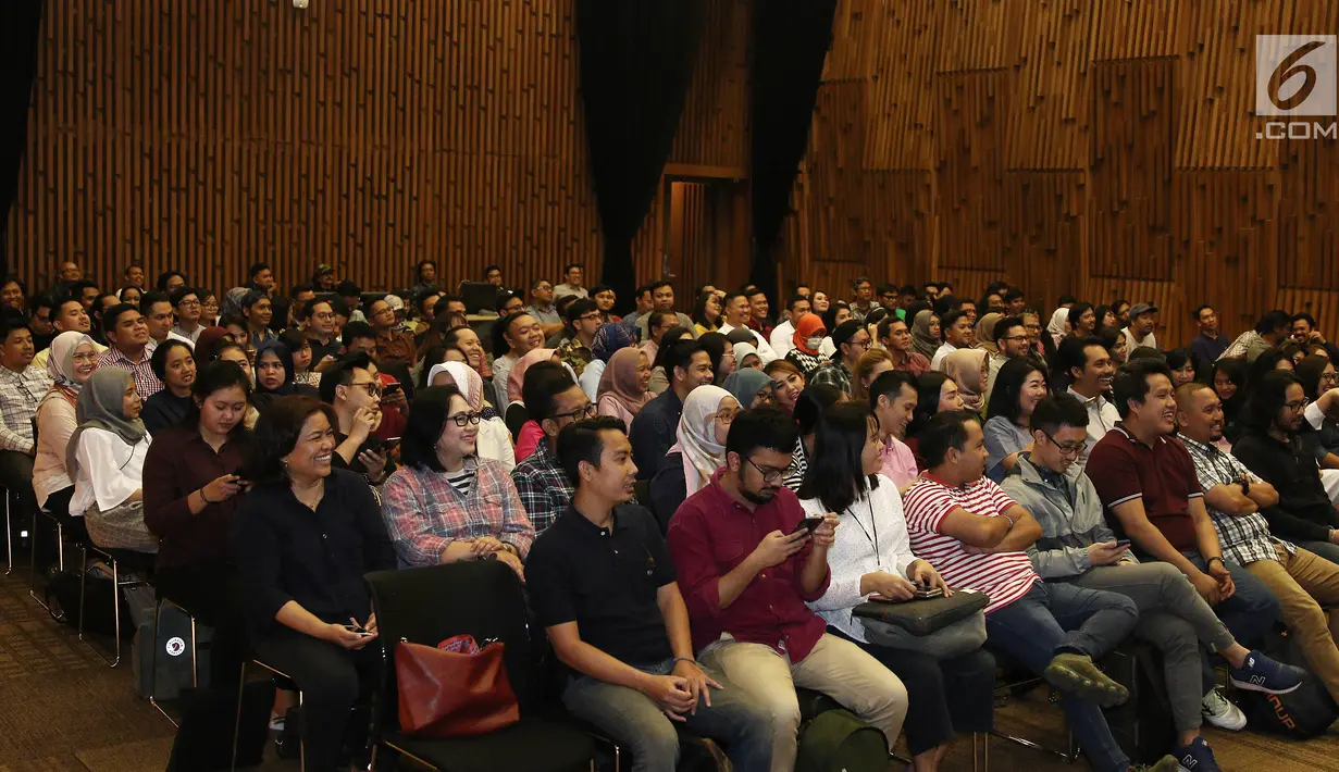 Sejumlah karyawan KapanLagi Youniverse (KLY) menghadiri perkenalan One App dan KLY TV di SCTV TOWER, Jakarta, Senin (12/11). Perkenalan tersebut ditandakan dengan pemotongan tumpeng. Liputan6.com/Herman Zakharia)