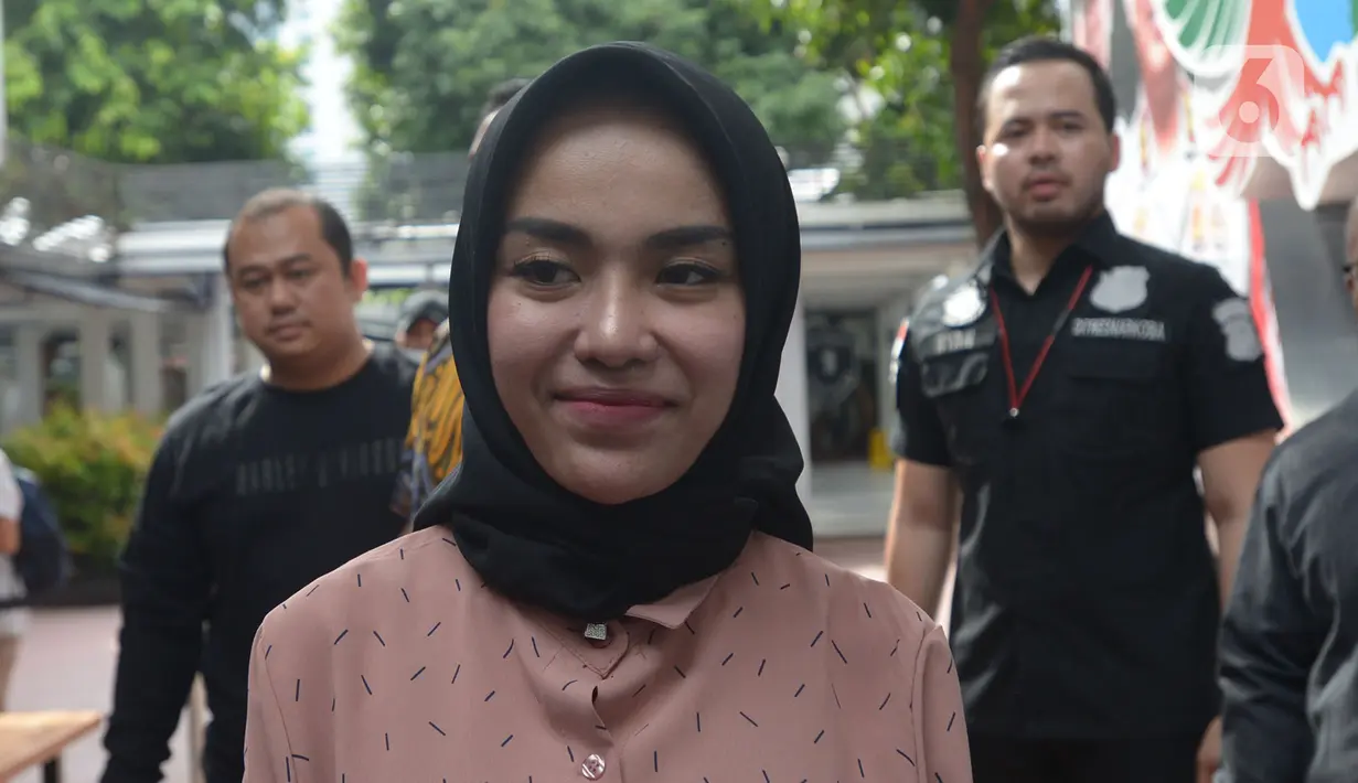 Ekspresi tersangka kasus penyalahgunaan narkoba Medina Zein saat rilis di Polda Metro Jaya, Jakarta, Jumat (3/1/2020). Istri dari Lukman Azhari itu tak lagi ditahan dan akan menjalani rawat inap rehabilitasi selama tiga bulan. (merdeka.com/Imam Buhori)