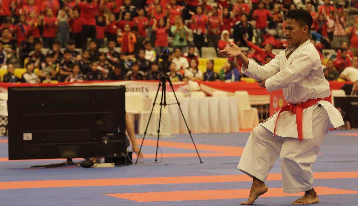 Penampilan Ahmad Zigi Zaresta saat final nomor Kata Junior pada Kejuaraan Dunia Karate Junior, Cadet dan U-21 di ICE, BSD, Tangerang, Kamis (12/11/2015). (Bola.com/Vitalis Yogi Trisna)