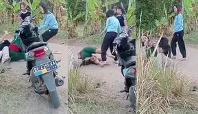 Viral Tiga ABG Baku Hantam Gara-gara Rebutan Cowok