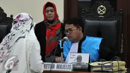 Tim kuasa hukum Kadisdik DKI berbincang dengan hakim ketua saat sidang putusan di PTUN Jakarta, Kamis (7/1/2016). Hakim PTUN Jakarta Timur memenangkan gugatan Retno terkait pencopotannya sebagai Kepsek SMAN 3. (Liputan6.com/Yoppy Renato)