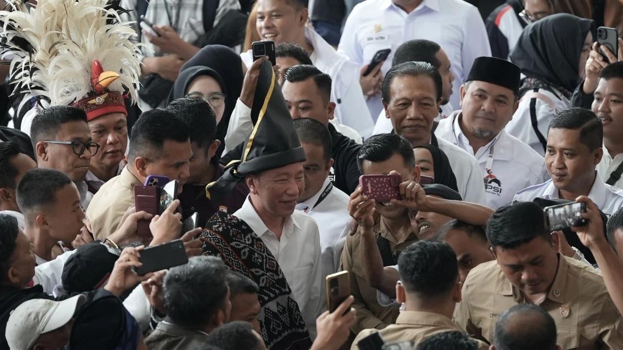 Jokowi Bakar Semangat Kader, Yakini PSI Lolos Senayan