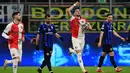 Menit ke-42, Feyenoord berhasil menyamakan kedudukan lewat eksekusi penalti Jakub Moder. Hingga babak pertama usai, skor imbang 1-1 tidak berubah. (PIERO CRUCIATTI/AFP)