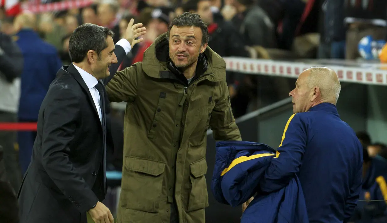 Pelatih Athletic Bilbao, Ernesto Valverde (kiri) dan Pelatih Barcelona, Luis Enrique terlihat akrab sebelum laga Leg pertama perempat final Copa Del Rey di Stadion San Mames, Bilbao, Spanyol , Kamis (21/1/2016) dini hari WIB. (REUTERS/Vincent West)