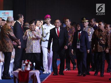 Wakil Presiden Jusuf Kalla didampingi Menteri Pertahanan Ryamizard Ryacudu tiba menghadiri pembukaan pameran Indo Defence 2018 di JiExpo and Forum, di Kemayoran, Jakarta Rabu (7/11). (Merdeka.com/Imam Buhori)