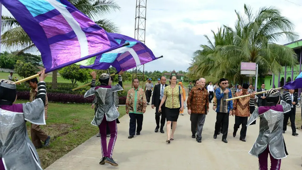 Dubes AS Joseph Donovan di  Pondok Pesantren  Daar El Qolam