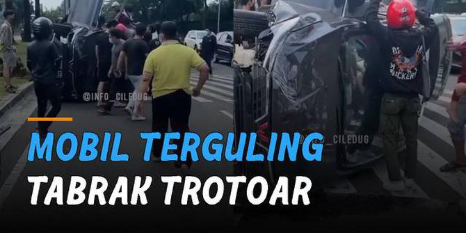 VIDEO: Tabrak Trotoar, Mobil Ditumpangi Satu Keluarga Terguling