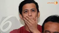 Ekspresi pemilik nama asli Nazril Irham Ariel yang lain terlihat sedang menutup mulutnya (Liputan6.com/Rini Suhartini).
