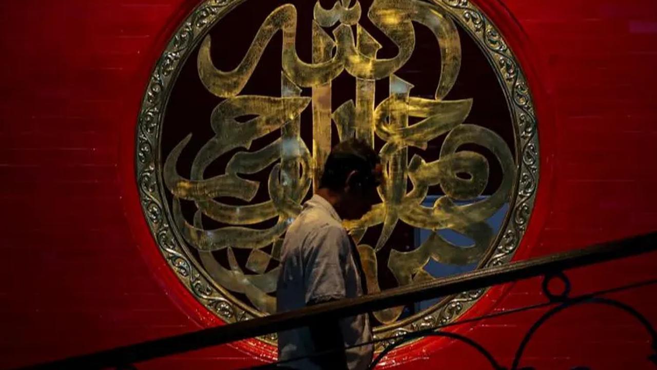 Jika dilihat sepintas, bangunan masjid tersebut terlihat seperti vihara.