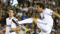Gelandang Real Madrid Pedro Leon (kanan) berupaya mengejar bola di laga persahabatan melawan LA Galaxy di Rose Bowl, Pasadena, California, 7 Agustus 2010. Madrid unggul 3-2. AFP PHOTO / Mark RALSTON 