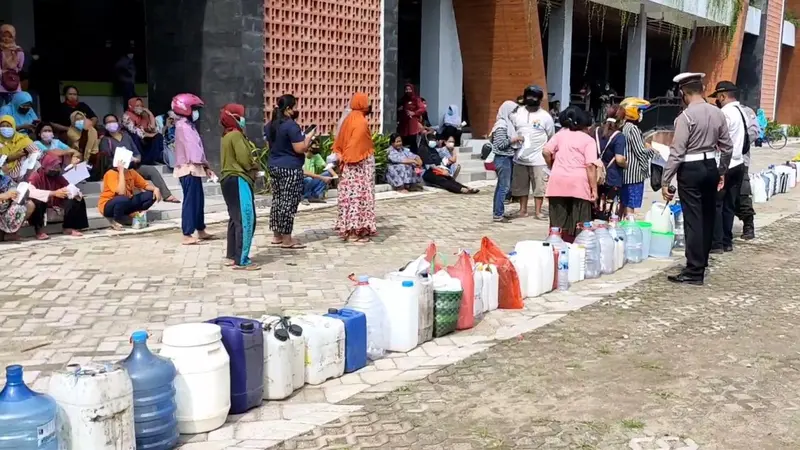 Antrean panjang beli minyak goreng curah di Bojonegoro. (Ahmad Adirin/Liputan6.com)