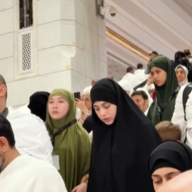 Potret Celine Evangelista Umrah Bareng 4 Anaknya