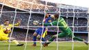 Pemain FC Barcelona, Lionel Messi (tengah) mengecoh kiper dan pemain Las Palmas saat mencetak gol pada laga La Liga di Camp Nou, Barcelona (14/1/2017). Barcelona menang 5-0. (AP/Manu Fernandez)