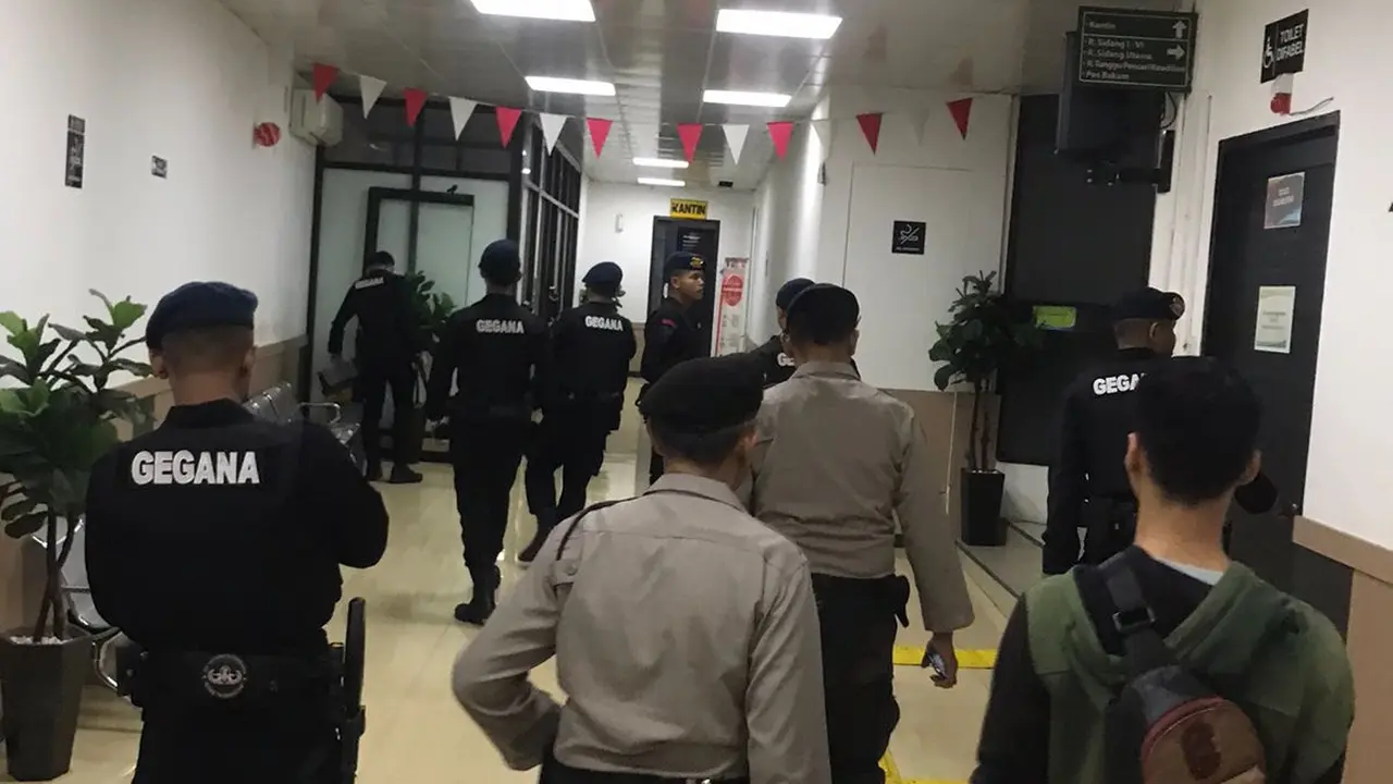 Tim Gegana melakukan sterilisasi di Kompleks Pengadilan Negeri Jakarta Selatan (PN Jaksel) pada Minggu (12/2/2023) malam.