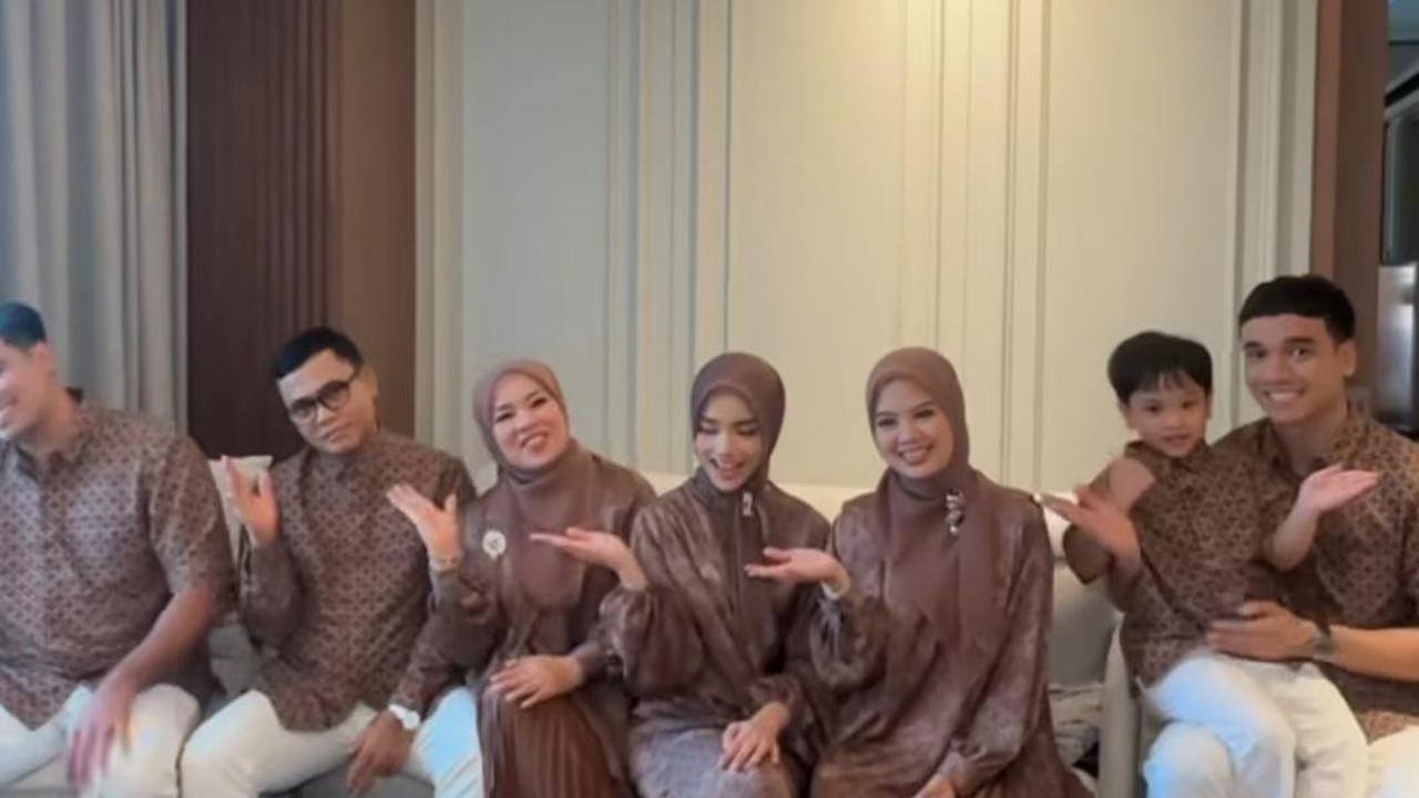 Momen Keluarga Fuji Siap Sambut Ramadan, Netizen Malah Salfok Sama Outfit Kecenya