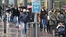 Orang-orang mengantre di depan sebuah toko di pusat Kota Essen, Jerman, Senin (14/12/2020). Jerman melakukan lockdown nasional pada 16 Desember 2020 untuk memerangi pandemi COVID-19. (AP Photo/Martin Meissner)