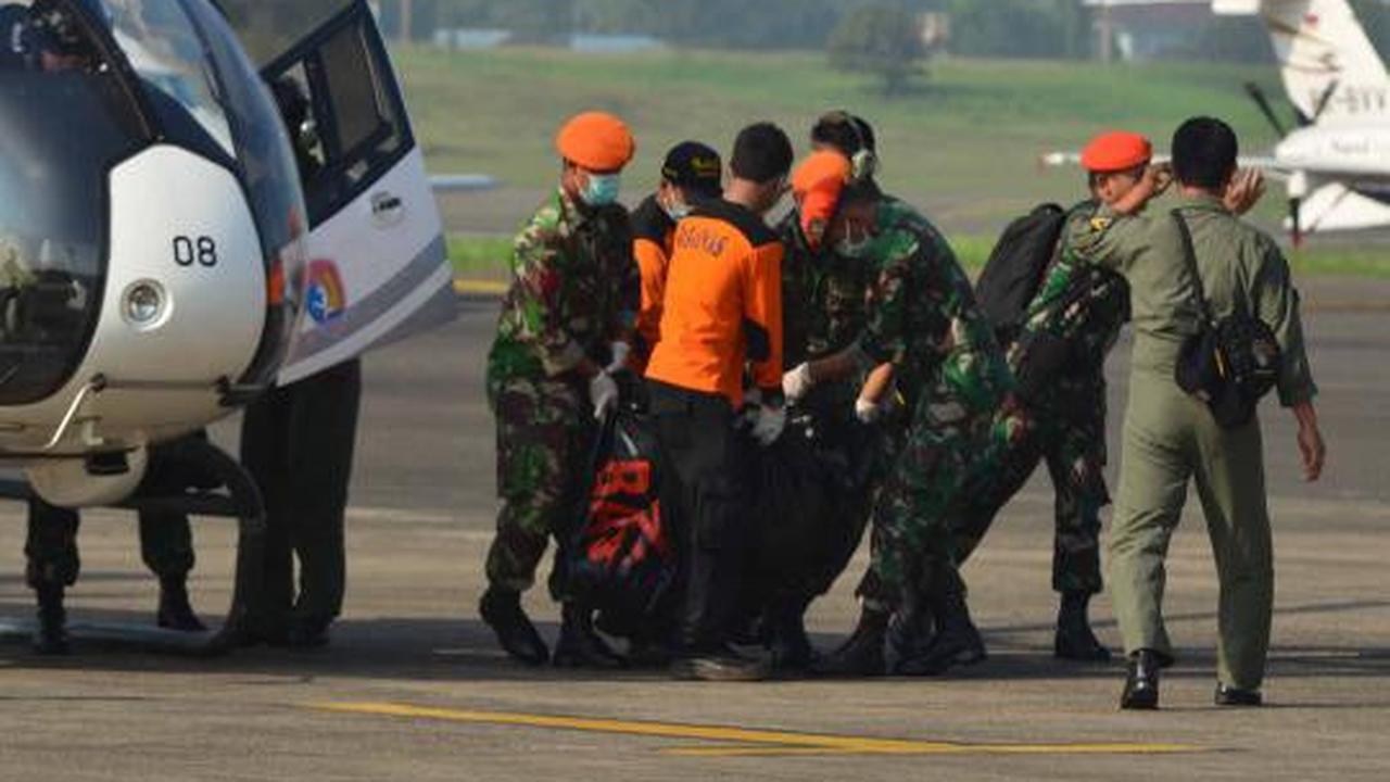 Sederetan mobil ambulans disiapkan untuk membawa korban pesawat Sukhoi 