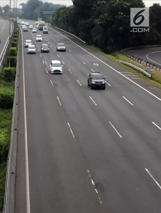 Kondisi arus lalu lintas di Jalan Tol Jakarta-Cikampek, Selasa (13/3). PT Jasa Marga (Persero) Tbk mencatat, pelaksanaan ganjil genap ini berdampak pada lancarnya jalan tol Jakarta-Cikampek. (Liputan6.com/Arya Manggala)