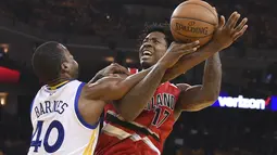 Pebasket Warriors, Harrison Barnes (40) melakukan pelanggaran kepada pebasket Blazers, Ed Davis (17) pada laga NBA Playoffs di Oracle Arena, (12/5/2016) WIB. (Mandatory Credit: Kyle Terada-USA TODAY Sports)