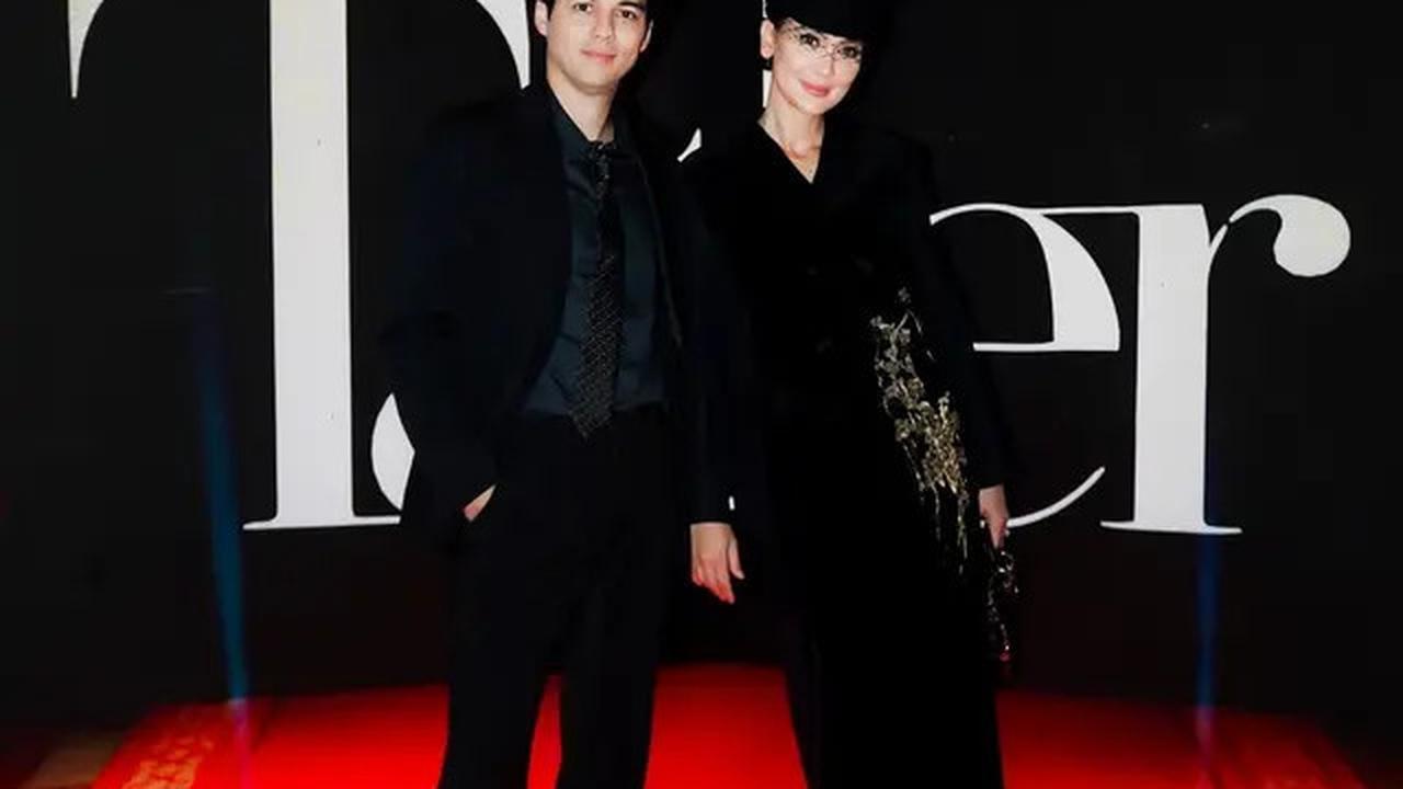 Beda Pesona Mahal Luna Maya Kenakan Busana Velvet, Cara Effortless untuk Tampil Mewah