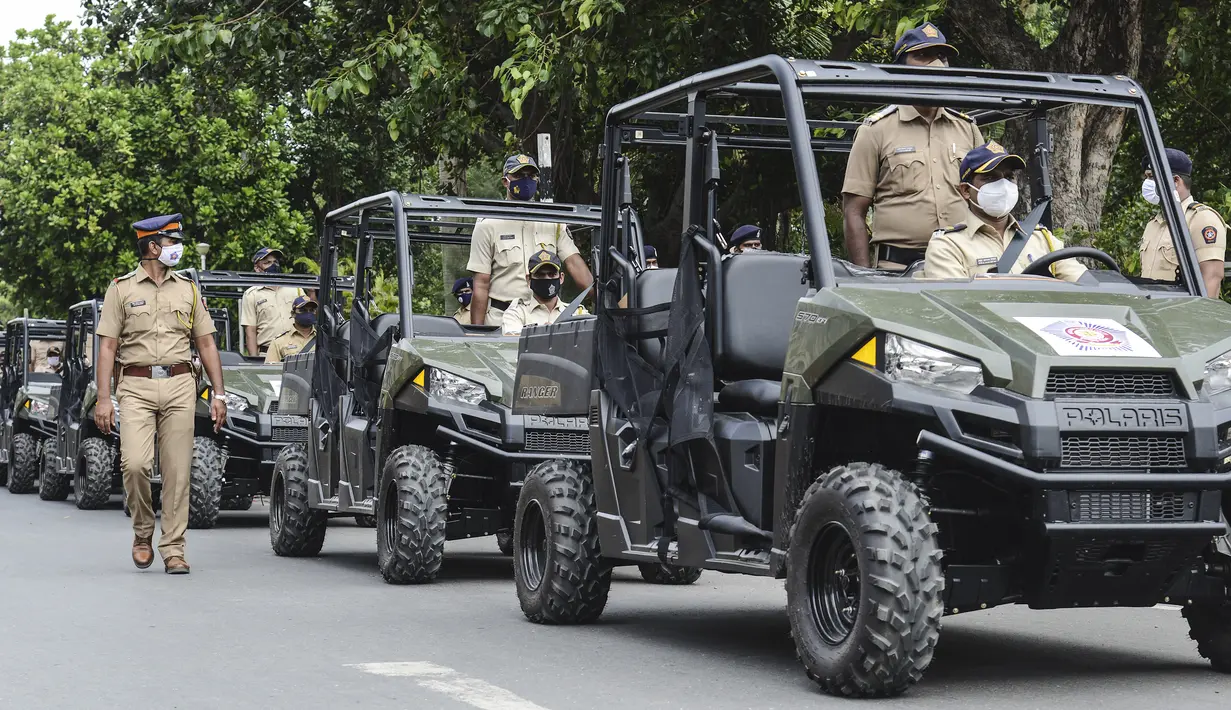 Personel polisi duduk di kendaraan segala medan (ATV) yang digunakan untuk berpatroli di pantai selama peluncurannya di Mumbai, India, Senin (7/6/2021). ATV tersebut akan digunakan untuk berpatroli di pantai-pantai di Mumbai. (Sujit Jaiswal / AFP)