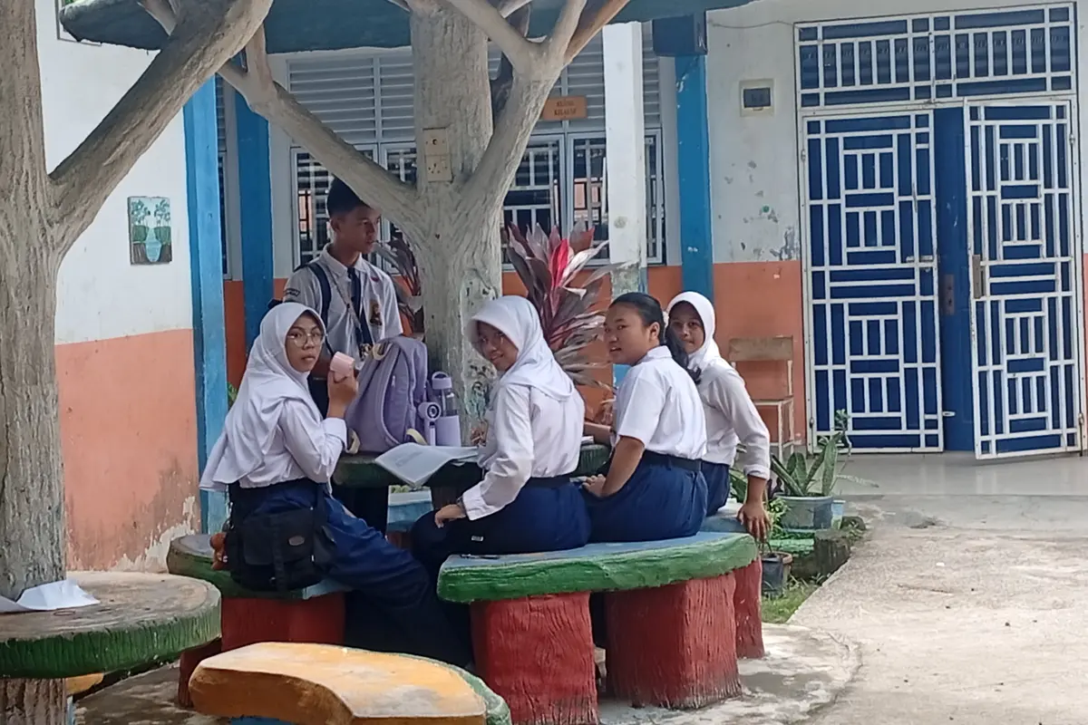 Siswa SMP Negeri 12 Batam berkumpul saat jam istirahat, program MBG sementara dihentikan.