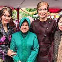 Pada peringatan Hari Ibu Nasional 2017, Inul Daratista bersama wanita-wanita hebat. Jumat (22/12/2017) penyanyi asal Pasuruan Jawa Timur itu menggelar bersama Walikota Surabaya, Tri Rismaharani dan Soraya Haque. (Instagram/inul.d)