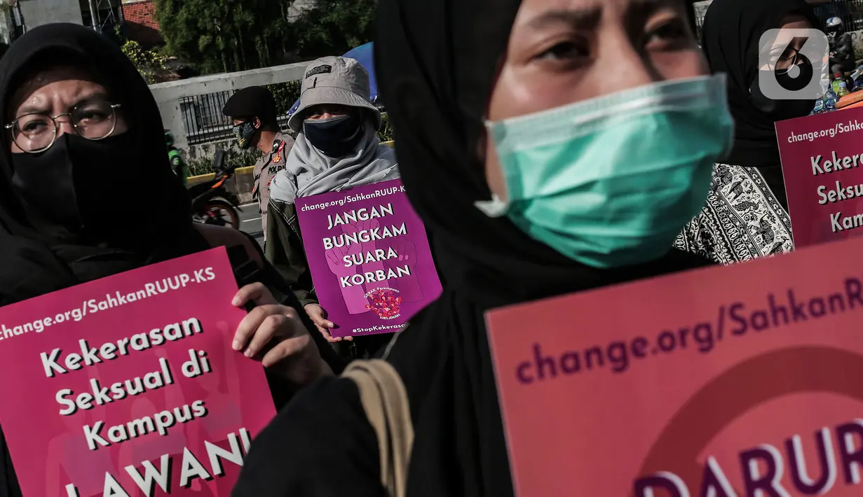 Masa yang tergabung dalam "Gerak Perempuan" melakukan aksi di depan Gedung MPR/DPR/DPD, Jakarta, Selasa (7/7/2020). Dalam aksinya mereka menuntut menolak RUU Penghapusan Kekerasan Seksual (RUU P-KS)  dikeluarkan dari Program Legislasi Nasional Prioritas 2020. (Liputan6.com/Johan Tallo)