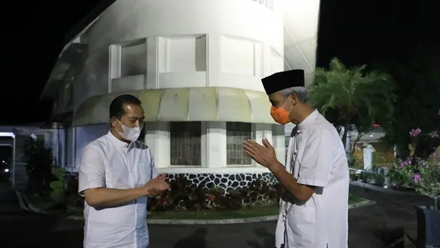 Gubernur Jateng Ganjar Pranowo dan Dubes Indonesia untuk Negara Turki Lalu Muhammad Iqbal, dalam diskusi investasi di rumah dinas Gubernur Jateng. (Foto: Liputan6.com/Felek Wahyu)