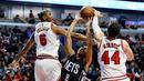 Pemain Brooklyn Nets, Dinwiddie #8 berusaha memasukan bola saat dihadang dua pemain Chicago Bulls, Cristiano Felicio (6) dan Nikola Mirotic (44) pada lanjutan NBA basketball game, (28/12/2016) di United Center.  Bulls menang 101-99. (AP/Matt Marton)