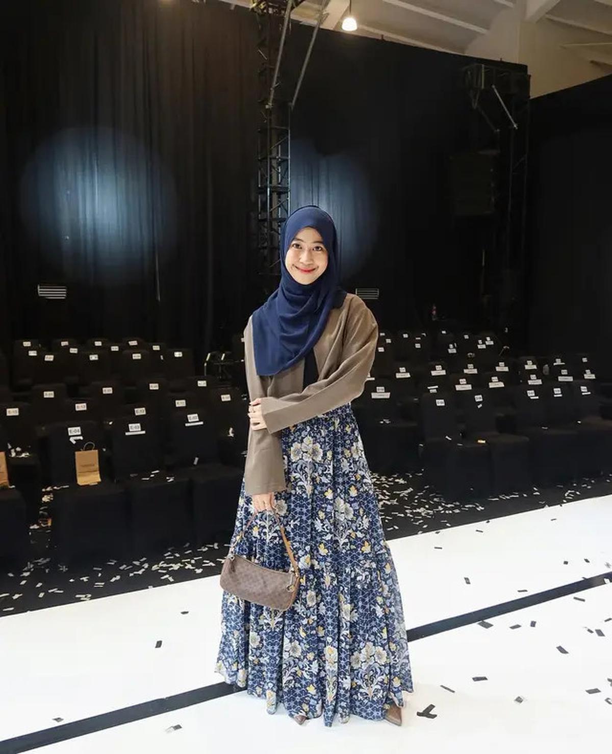 Tanpa Serba Hitam, Adiba Khanza Keluar dari Zona Nyaman dengan Outfit Bernuansa Biru Saat Hadiri Fashion Show