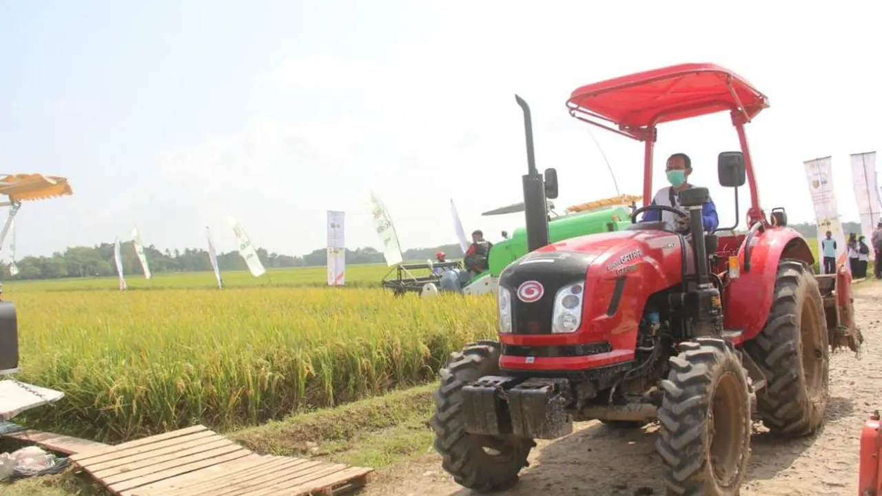 Alsintan Bantu Petani Tanah Datar Sumbar Percepat Garap Lahan Pertanian