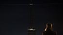 Seorang pria mengambil gambar lampu Menara Eiffel yang dipadamkan sementara di Paris, Rabu (14/12). Lampu Menara Eiffel dimatikan untuk menunjukkan dukungan bagi warga Aleppo di Suriah. (AFP PHOTO/PHILIPPE LOPEZ)