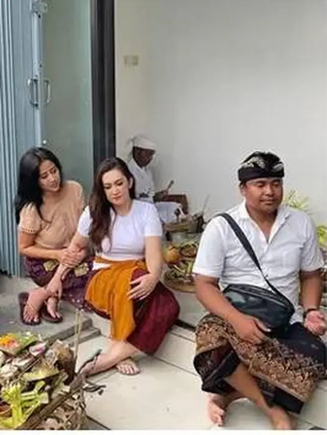 Potret Selebriti Jalani Ritual Melaspas untuk Rumah dan Villa Baru di Bali