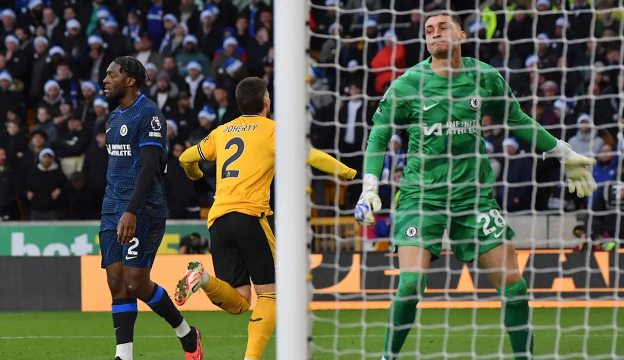 Chelsea pantang menyerah. Mereka bisa memperkecil ketertinggalan di menit 90+6. Nkunku akhirnya bisa membuat gol perdana untuk The Blues di laga resmi. Eks pemain Paris Saint Germain itu meneruskan umpan dari Sterling. (AP Photo/Rui Vieira)