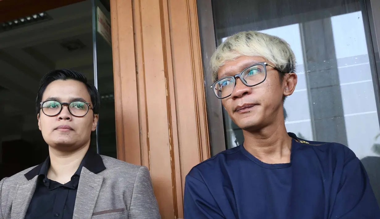 Sekedar mengingatkan, Aming resmi menikah dengan Evelyn pada 6 Juni 2016. Beberapa bulan pasangan ini pamer kemesraan. Pada 3 Maret Aming mengajukan gugatan talak. Majelis hakim mengabulkan gugatan Aming pada 16 Juni 2017. (Nurwahyunan/Bintang.com)