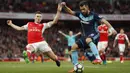 Striker Middlesbrough, Alvaro Negrado, berusaha melewati bek Arsenal, Laurent Koscielny, pada laga Premier League di Stadion Emirates, London, Sabtu (22/10/2016). Kedua tim bermain imbang 0-0. (Reuters/John Sibley)