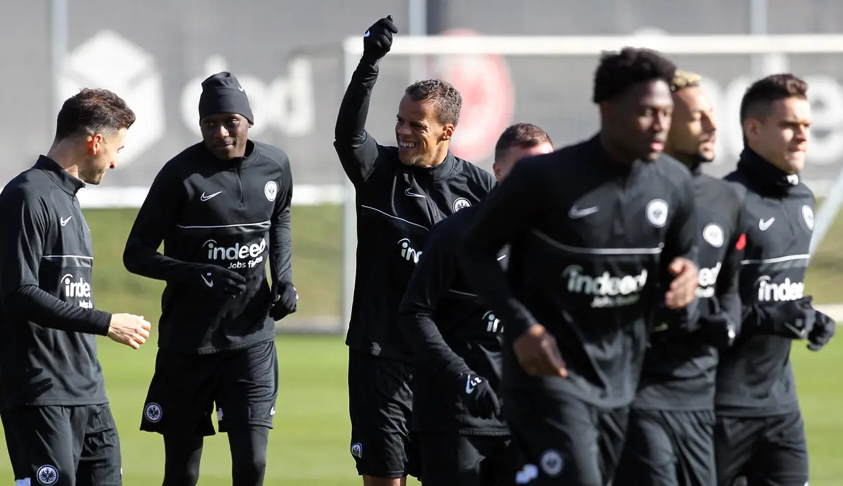 Para pemain Eintracht Frankfurt menghadiri sesi latihan jelang menghadapi Napoli pada pertandingan sepak bola babak 16 besar Liga Champions di Frankfurt, Jerman, 20 Februari 2022. Eintracht Frankfurt akan menghadapi Napoli di Waldstadion atau Deutsche Bank Park pada 22 Februari 2023 pukul 03.00 WIB. (Daniel ROLAND/AFP)